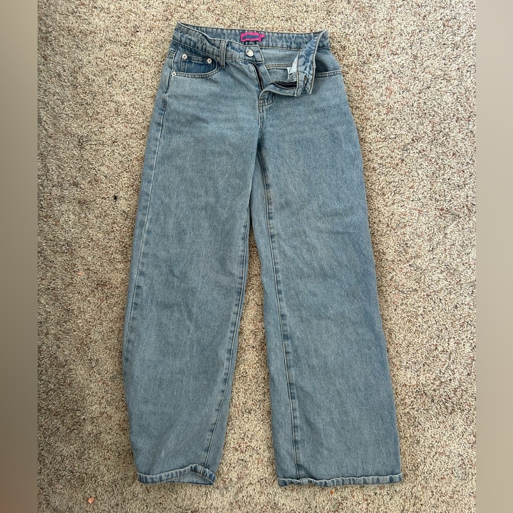 Size XS Edikted Raelynn Washed Low Rise Jeans light blue wash